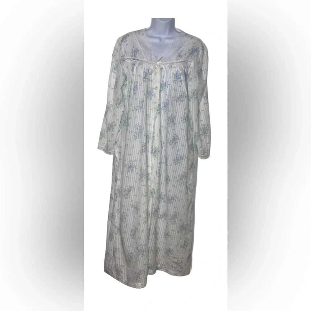 Vtg WILLOW CREEK Robe Pearl Buttons Striped Floral White Blue Sz Small Lace Trim